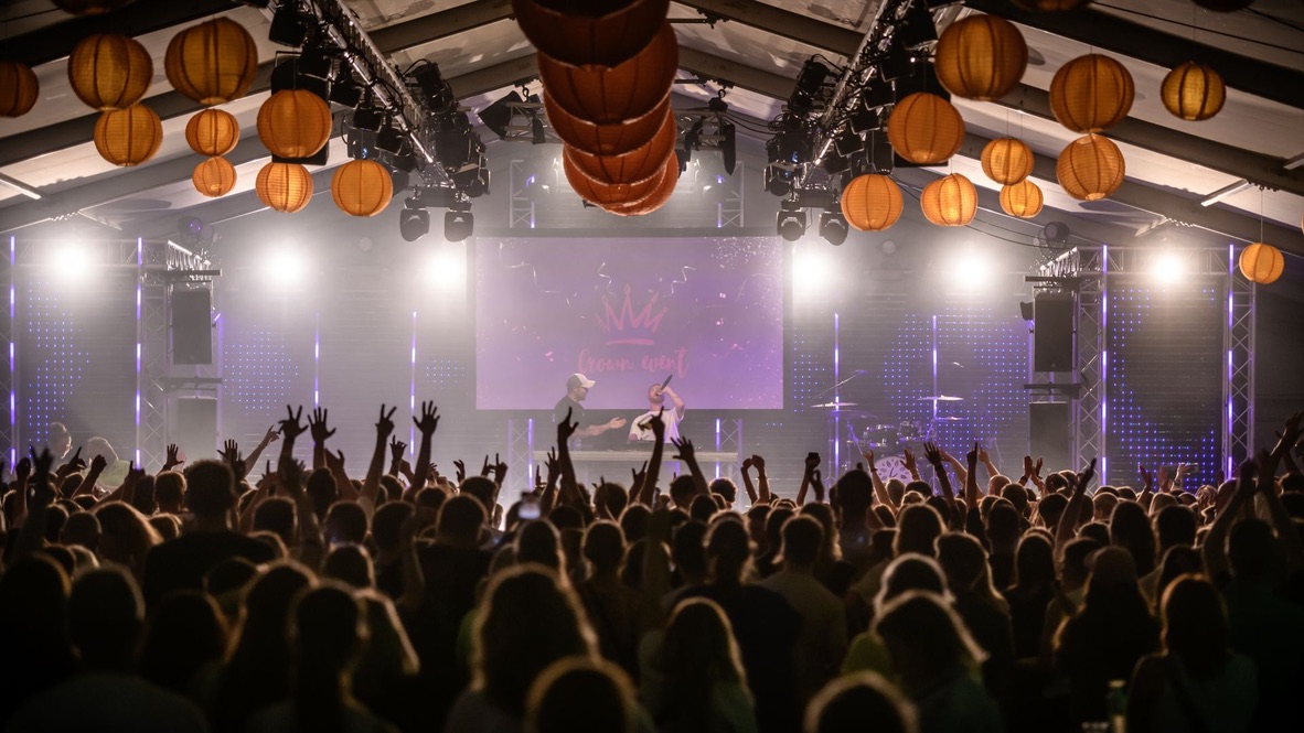 Publiek met handen in de lucht bij Crown Events