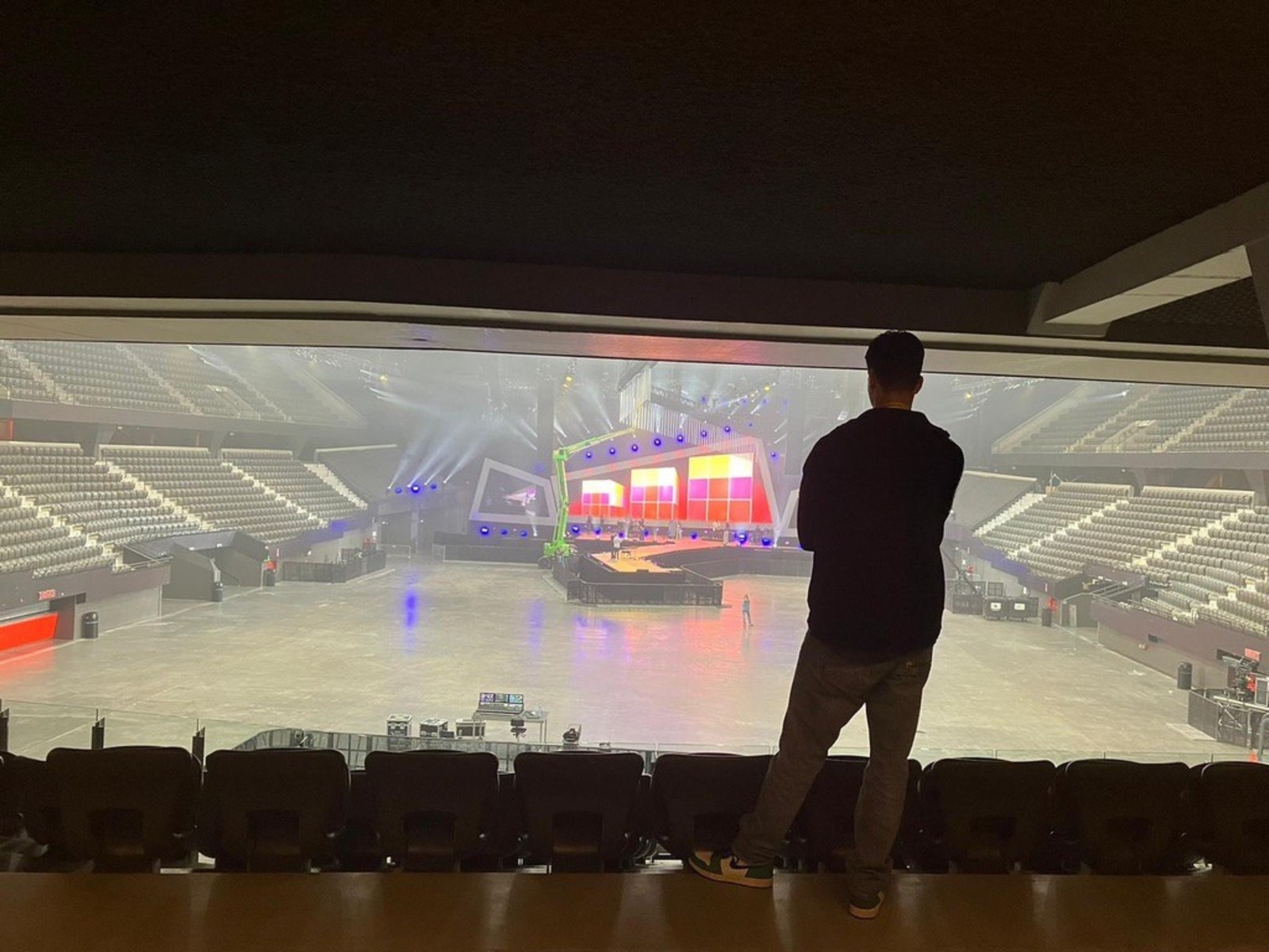 Uitzicht op de lege zaal vanaf de regieplek, vlak voor doors