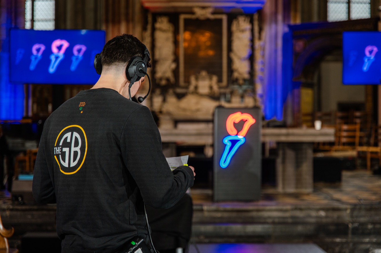 Stagemanager met headset tijdens de show in de kerk