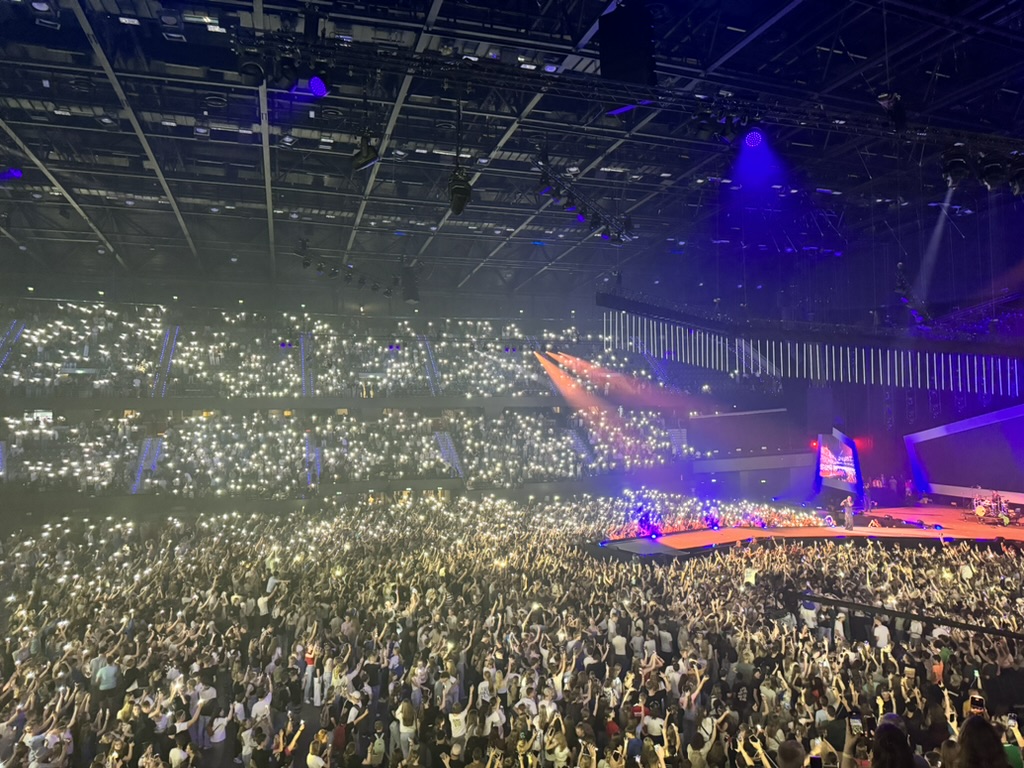 Volle zaal met lichtjes tijdens de EO-Jongerendag