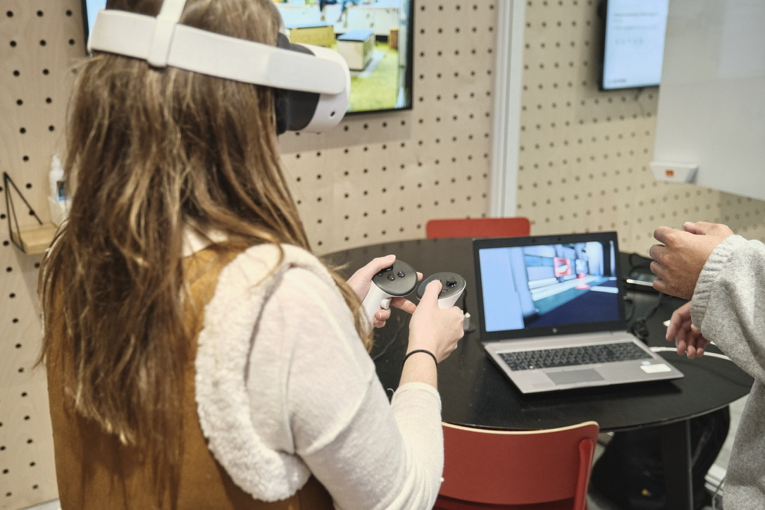 Bezoeker met VR-bril tijdens Fairspace #DoeMeeMet5D