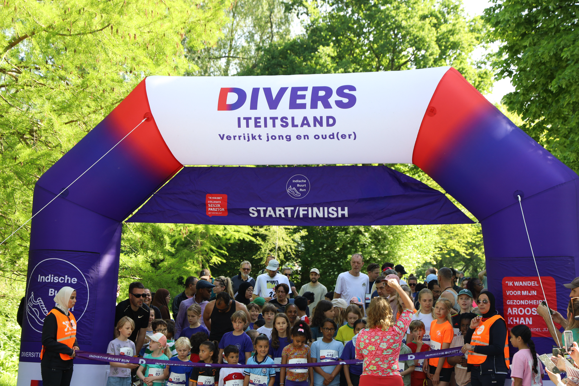 Start van de Indische Buurt Run 2026 onder de boog van Diversiteitsland